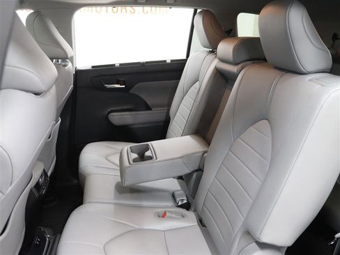 Used 2021 Toyota Highlander XLE image 12