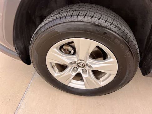 Used 2021 Toyota RAV4 LE AWD/4WD image 9