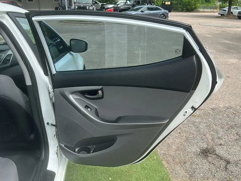 Used 2014 Hyundai Elantra SE FWD image 19