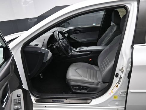 Used 2019 Toyota Avalon XSE image 9