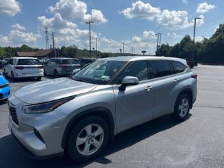 Used 2021 Toyota Highlander LE AWD/4WD video 1