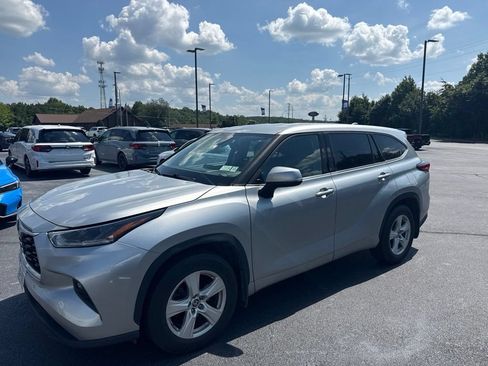 Used 2021 Toyota Highlander LE AWD/4WD image 1