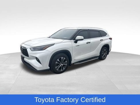 Used 2021 Toyota Highlander XLE AWD/4WD image 1