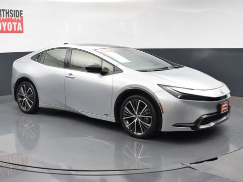 Used 2023 Toyota Prius XLE image 6