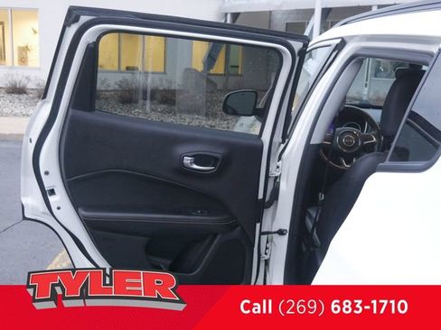 Used 2018 Jeep Compass Latitude w/ Cold Weather Group image 19