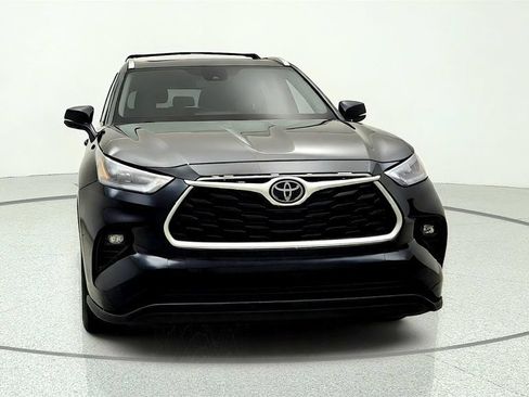 Used 2020 Toyota Highlander XLE AWD/4WD image 2
