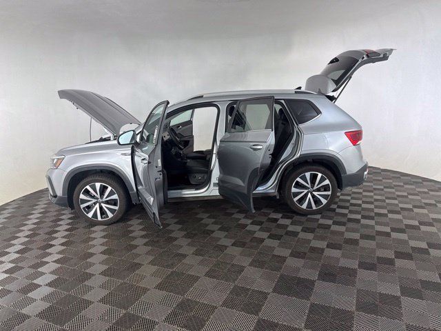 Used 2022 Volkswagen Taos SE w/ IQ.Drive SE Package FWD image 11