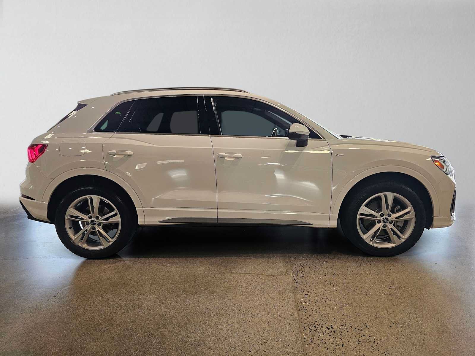 Used 2023 Audi Q3 2.0T Premium Plus w/ Premium Plus Package AWD/4WD image 2
