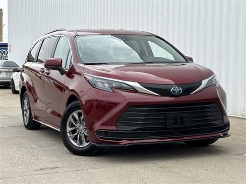Used 2024 Toyota Sienna LE image 2