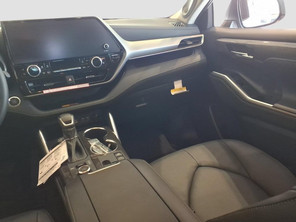 New 2026 Toyota Highlander Platinum AWD/4WD image 13