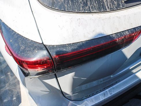 Used 2022 Toyota Highlander XLE FWD image 11