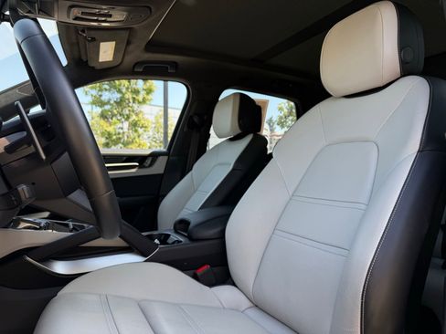 Certified 2025 Porsche Cayenne Turbo image 5