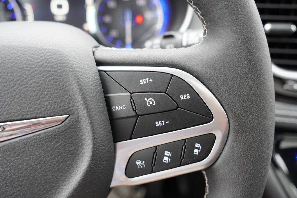 Certified 2026 Chrysler Pacifica Limited FWD image 34