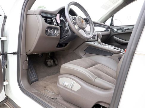 Used 2021 Porsche Macan image 38