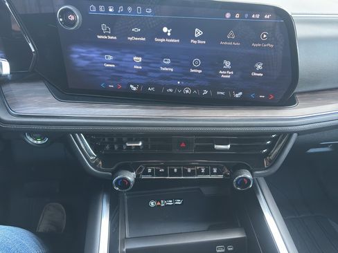 Used 2025 Chevrolet Suburban Z71 image 21