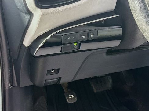 Used 2018 Toyota Prius Four Touring image 11