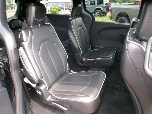 Certified 2025 Chrysler Pacifica Limited FWD image 9