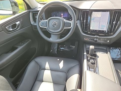 Used 2025 Volvo XC60 B5 Core image 10