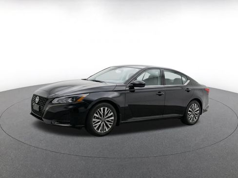 Used 2025 Nissan Altima 2.5 SV FWD image 3