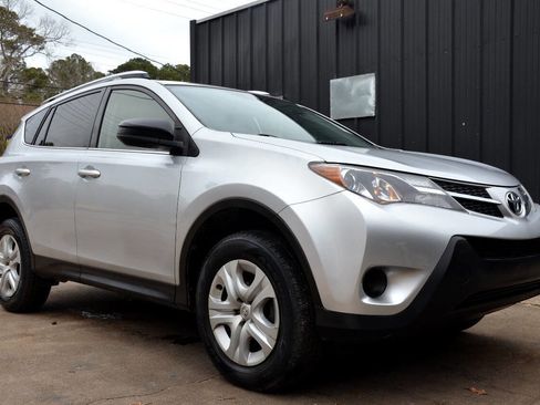 Used 2015 Toyota RAV4 LE image 4
