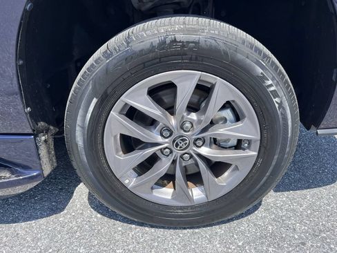 Used 2021 Toyota Sienna XLE w/ XLE Plus Package FWD image 25