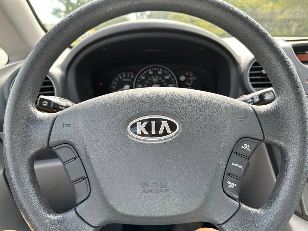 Used 2008 Kia Rondo LX FWD image 4