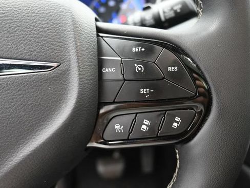 Used 2025 Chrysler Pacifica Limited FWD image 22