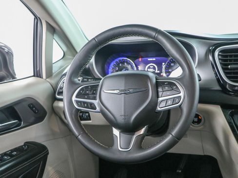 Used 2022 Chrysler Pacifica Touring-L FWD image 12