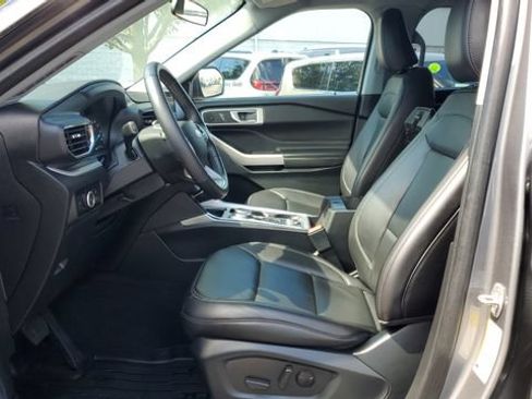 Used 2023 Ford Explorer XLT w/ Equipment Group 202A AWD/4WD image 4