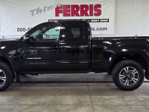 Used 2017 Toyota Tacoma TRD Sport image 2