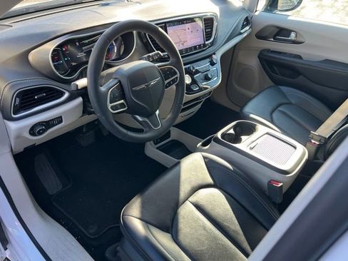 Used 2024 Chrysler Pacifica Select image 15