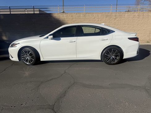 Used 2024 Lexus ES 300h w/ Premium Package image 4