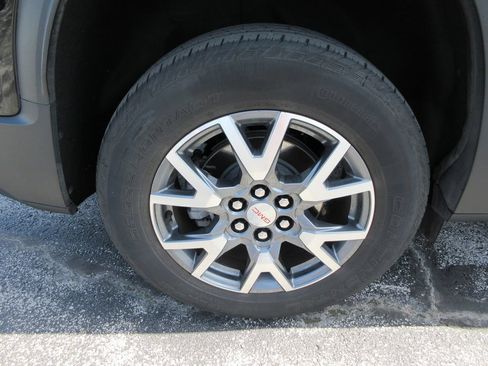 Used 2023 GMC Acadia SLT w/ Preferred Package FWD image 9