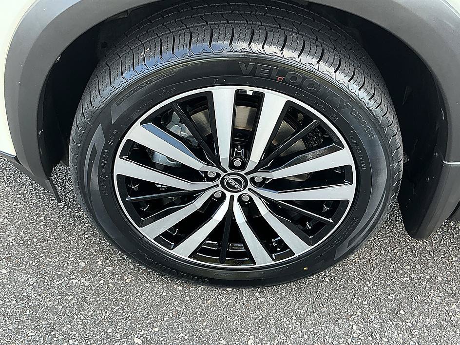 Certified 2024 Nissan Pathfinder Platinum w/ Black Appearance Package AWD/4WD image 9