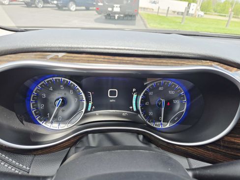 Used 2024 Chrysler Pacifica Limited image 27