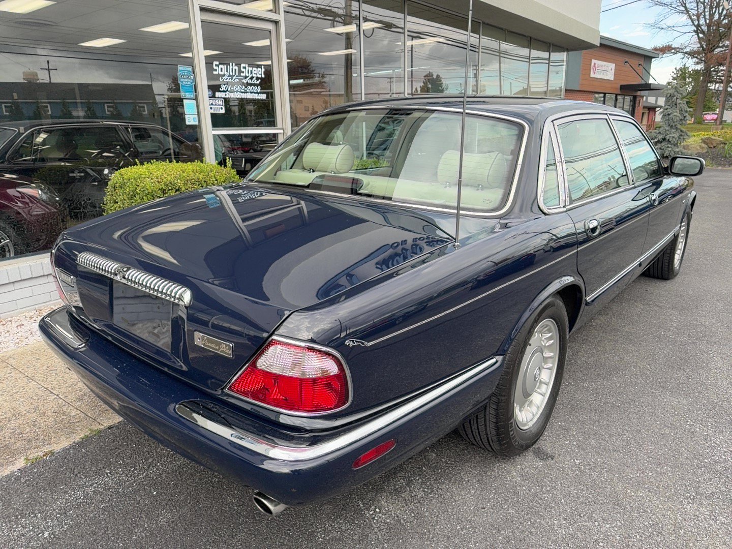 Used 2000 Jaguar XJ RWD image 3