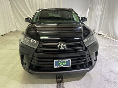 Used 2019 Toyota Highlander SE w/ Nightshade Edition AWD/4WD image 3