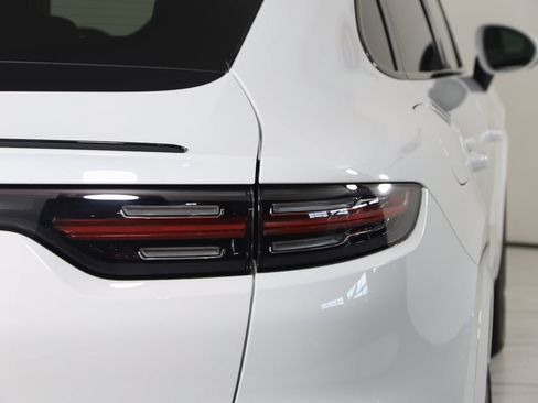 Used 2023 Porsche Cayenne Coupe image 92
