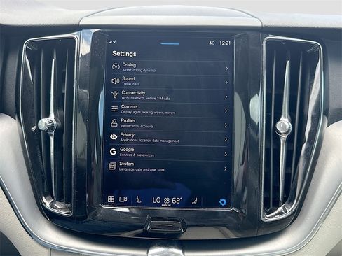 Used 2022 Volvo XC60 B5 Momentum image 16