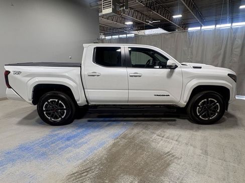 Used 2024 Toyota Tacoma TRD Sport w/ TRD Sport Premium Package AWD/4WD image 15