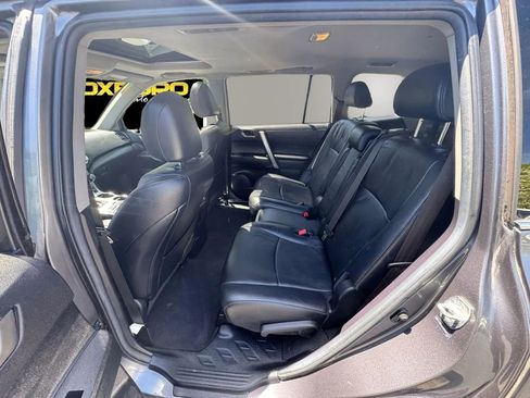 Used 2011 Toyota Highlander SE w/ Tow Pkg AWD/4WD image 10