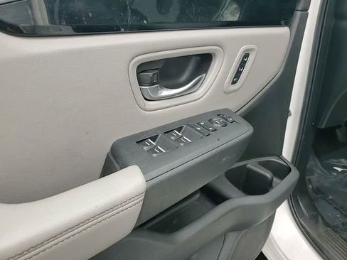 Used 2023 Honda Pilot Touring image 13