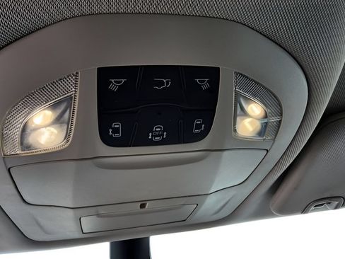 Used 2024 Chrysler Pacifica Touring-L FWD image 9