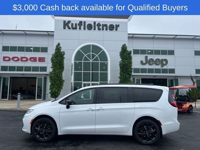 New 2026 Chrysler Pacifica Select w/ S Appearance Package