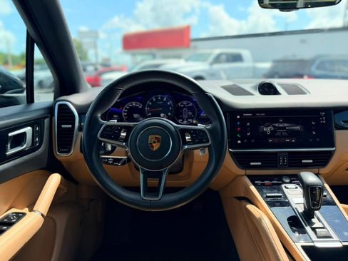 Used 2023 Porsche Cayenne AWD/4WD image 16