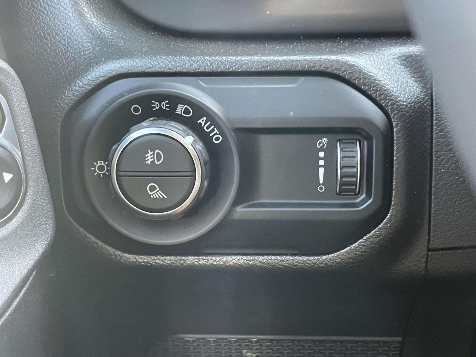 Used 2023 Jeep Gladiator Sport AWD/4WD image 16