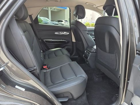 Used 2025 Genesis GV70 2.5T AWD/4WD image 17