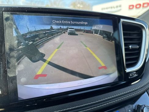 Used 2025 Chrysler Pacifica Limited FWD image 34