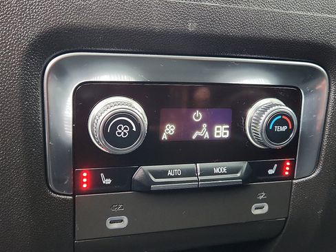 Used 2023 GMC Yukon XL SLT w/ SLT Premium Package image 12