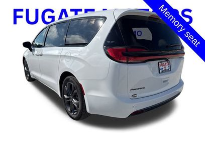 New 2026 Chrysler Pacifica Select